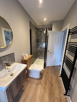 Un baño moderno con bañera, ducha y lavabo.