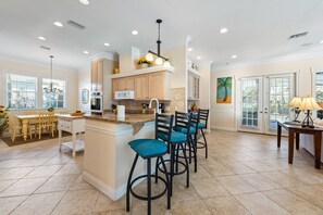 Fridge, microwave, oven, stovetop - 6 Seat Golf Cart included~Pet friendly~ 3BD 4.5BA~2 Pools~Gym~Tennis (Destin)