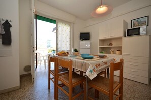 Apartment, 2 Schlafzimmer, Terrasse | Esszimmer