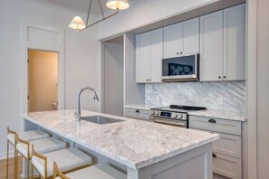 冰箱、微波炉、烤箱、炉灶