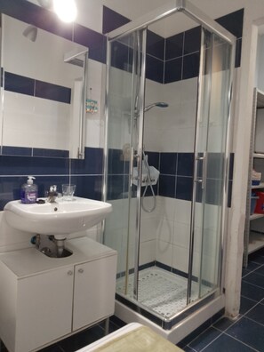 Dusj, hårføner, bidé og håndklær