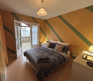 3 bedrooms, iron/ironing board, travel crib, free WiFi