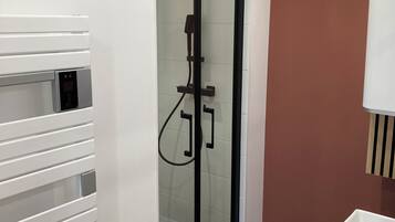 Douche, serviettes fournies, savon, papier toilette