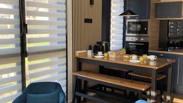 Réfrigérateur, micro-ondes, four, plaque de cuisson