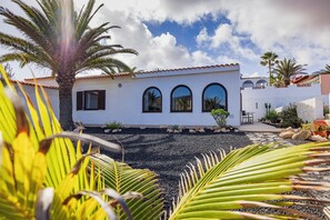 Property grounds - La Tabaiba: Holiday home - 10 min. to the surf beach (La Pared)