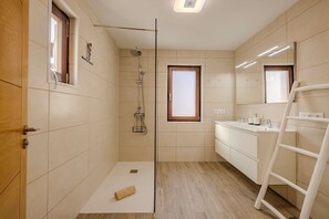Dusche, Haartrockner, Handtücher, Toilettenpapier
