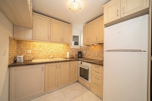 Fridge, oven, stovetop, coffee/tea maker