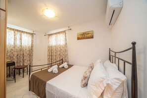 1 habitación, tabla de planchar con plancha y cuna de viaje