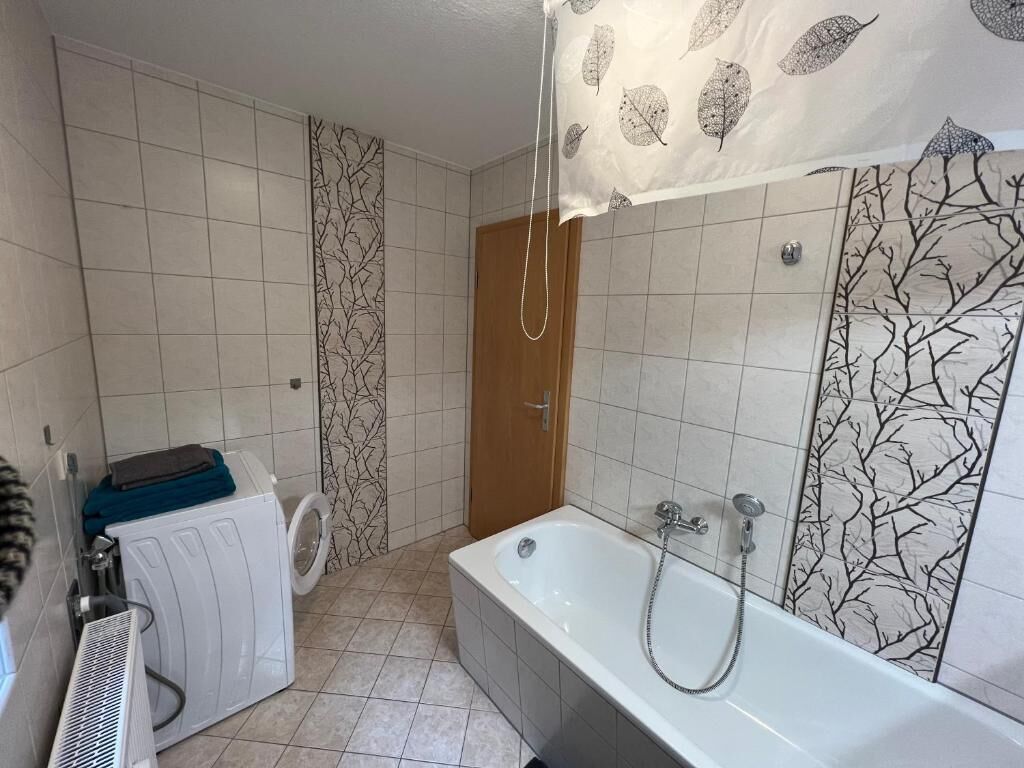 Haartrockner, Handtücher, Seife, Toilettenpapier