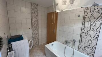 Secadora de cabello, toallas, jabón, papel de baño