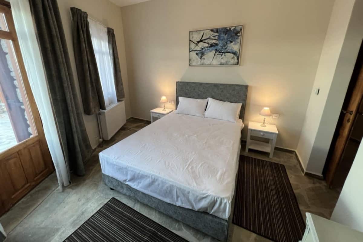 In-room safe, soundproofing, free WiFi, bed sheets
