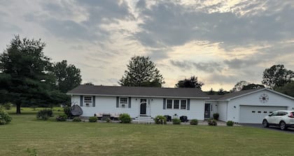 Charming 3-bedroom house in wonderful Sackets Harbor with WiFi, AC