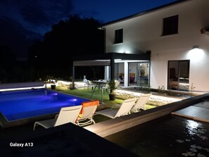 Una piscina techada, una piscina al aire libre