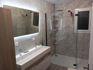Shower, hair dryer, toilet paper - 4CH villa with pergola, swimming pool located 4km from Lac CARCANS and 9km from the Ocean (Carcans)