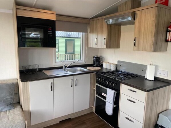 Cabin | Private kitchen | Fridge, microwave, oven, stovetop