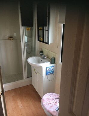 Chalet | Bathroom - Lovley Sea Viev 2 Bedroom Caravan in Clarach Bay (Aberystwyth)