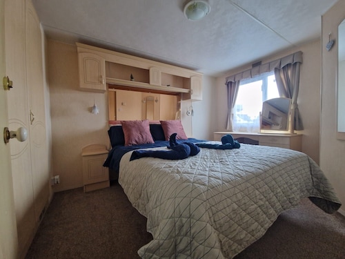 2 Bed Caravan - Sleeps 6 - Pets - Pool - Parking