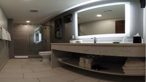 Douche, sĂšche-cheveux, serviettes fournies, savon