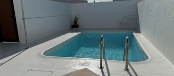Room with independent pool