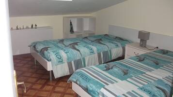 2 chambres, fer et planche Ă repasser, lit parapluie