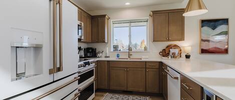 Een koelkast, een microgolfoven, een oven, een kookplaat