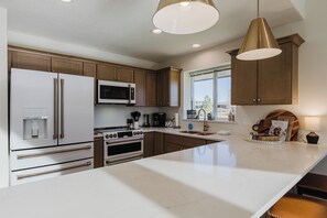 Frigorífico, microondas, horno y placa de cocina