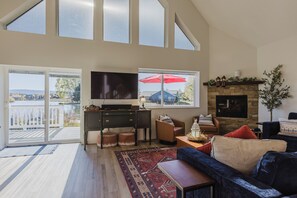 Una Smart TV, una chimenea, una pantalla de ordenador