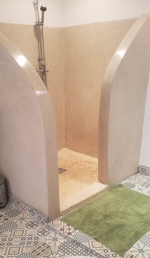 Ducha, secador de pelo, toallas, jabón