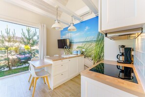Réfrigérateur, micro-ondes, plaque de cuisson, lave-vaisselle