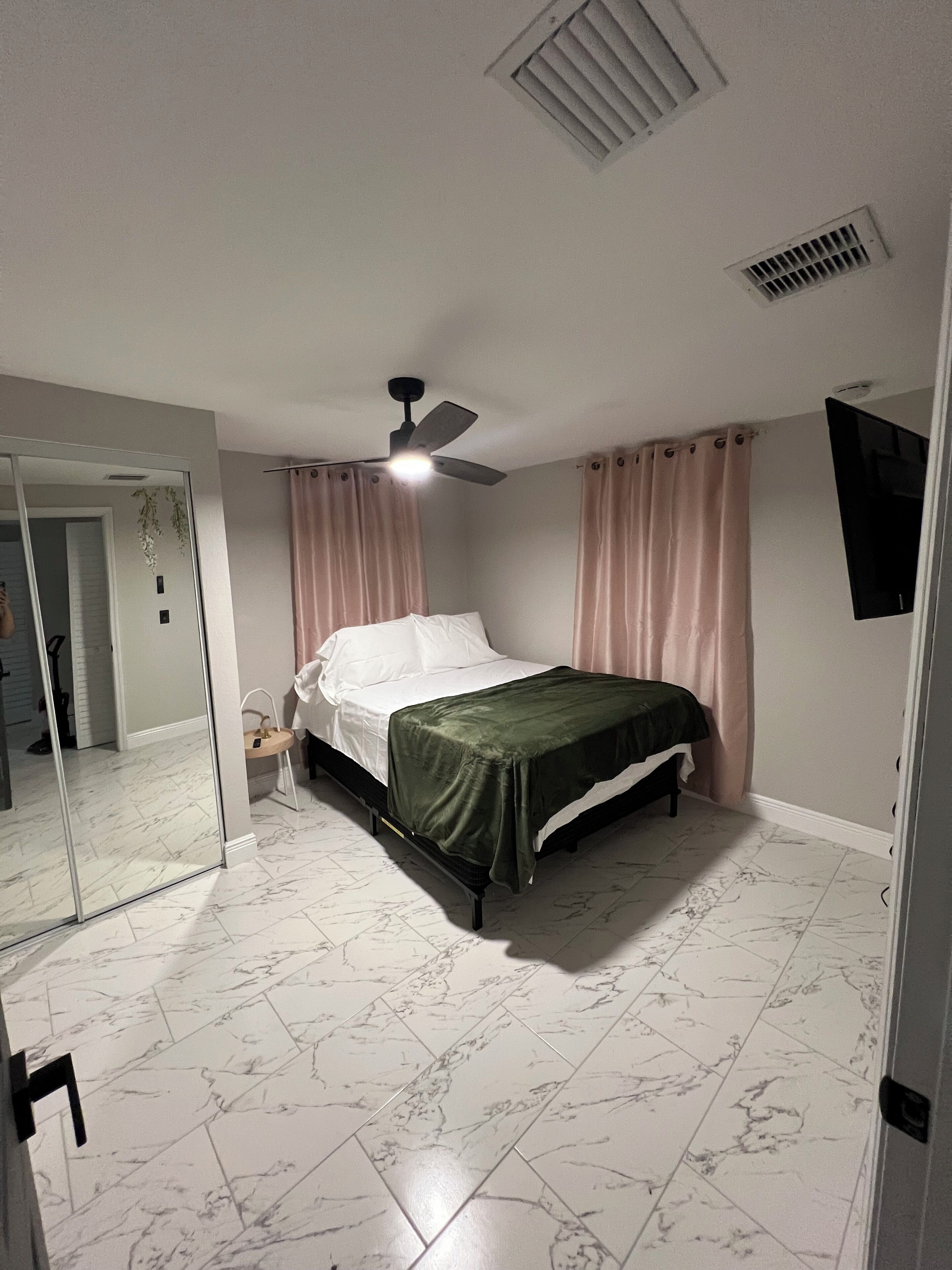 4 Schlafzimmer, Schreibtisch, Bügeleisen/Bügelbrett, kostenloses WLAN