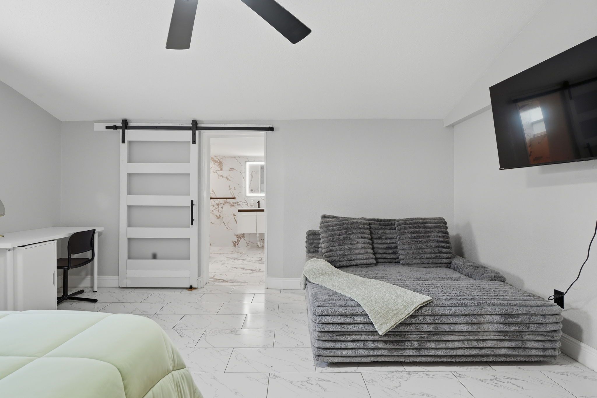 4 bedrooms, desk, iron/ironing board, WiFi (free)
