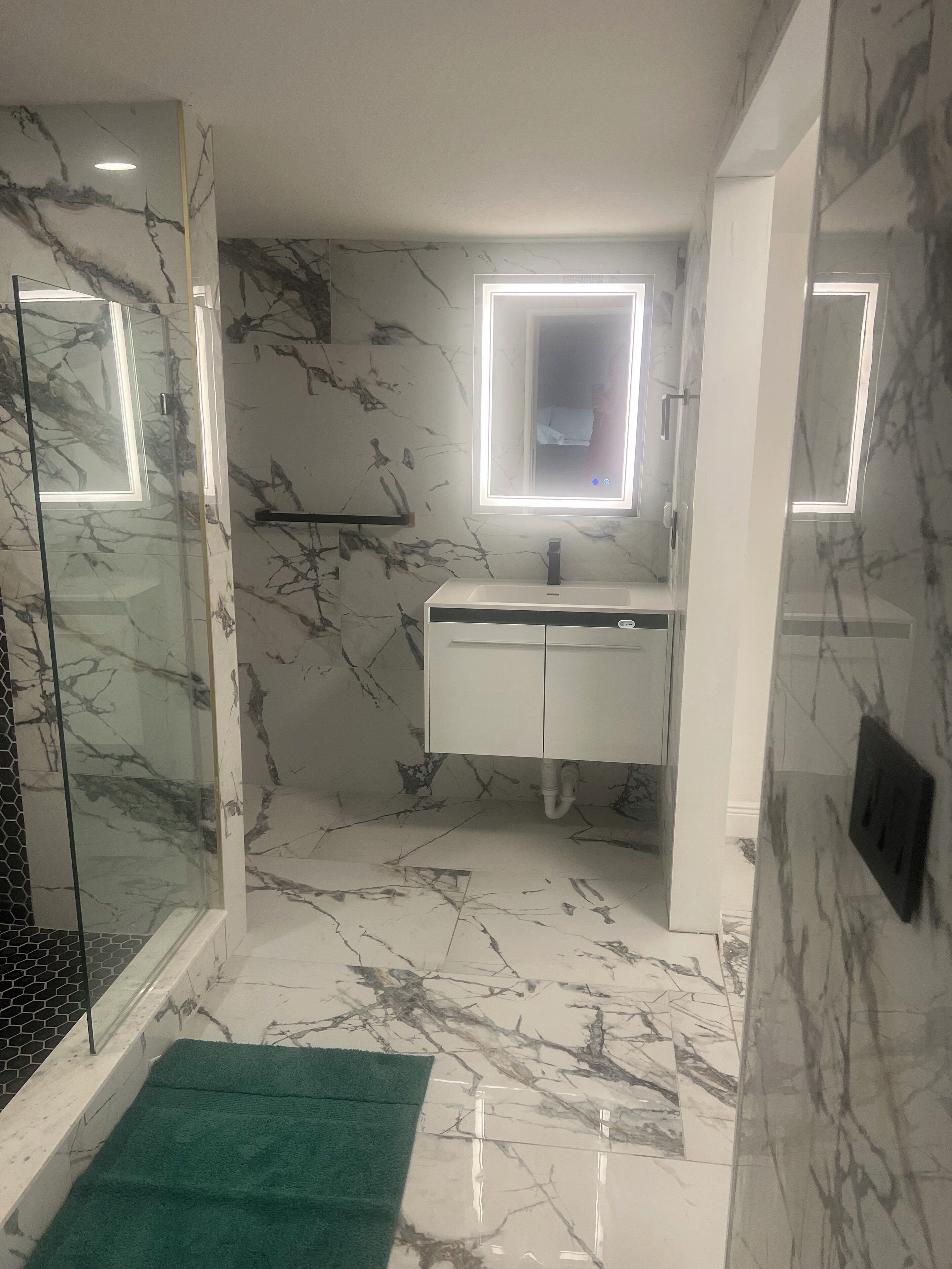 Douche, sèche-cheveux, serviettes fournies, savon