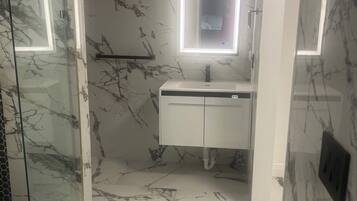 Douche, sĂšche-cheveux, serviettes fournies, savon