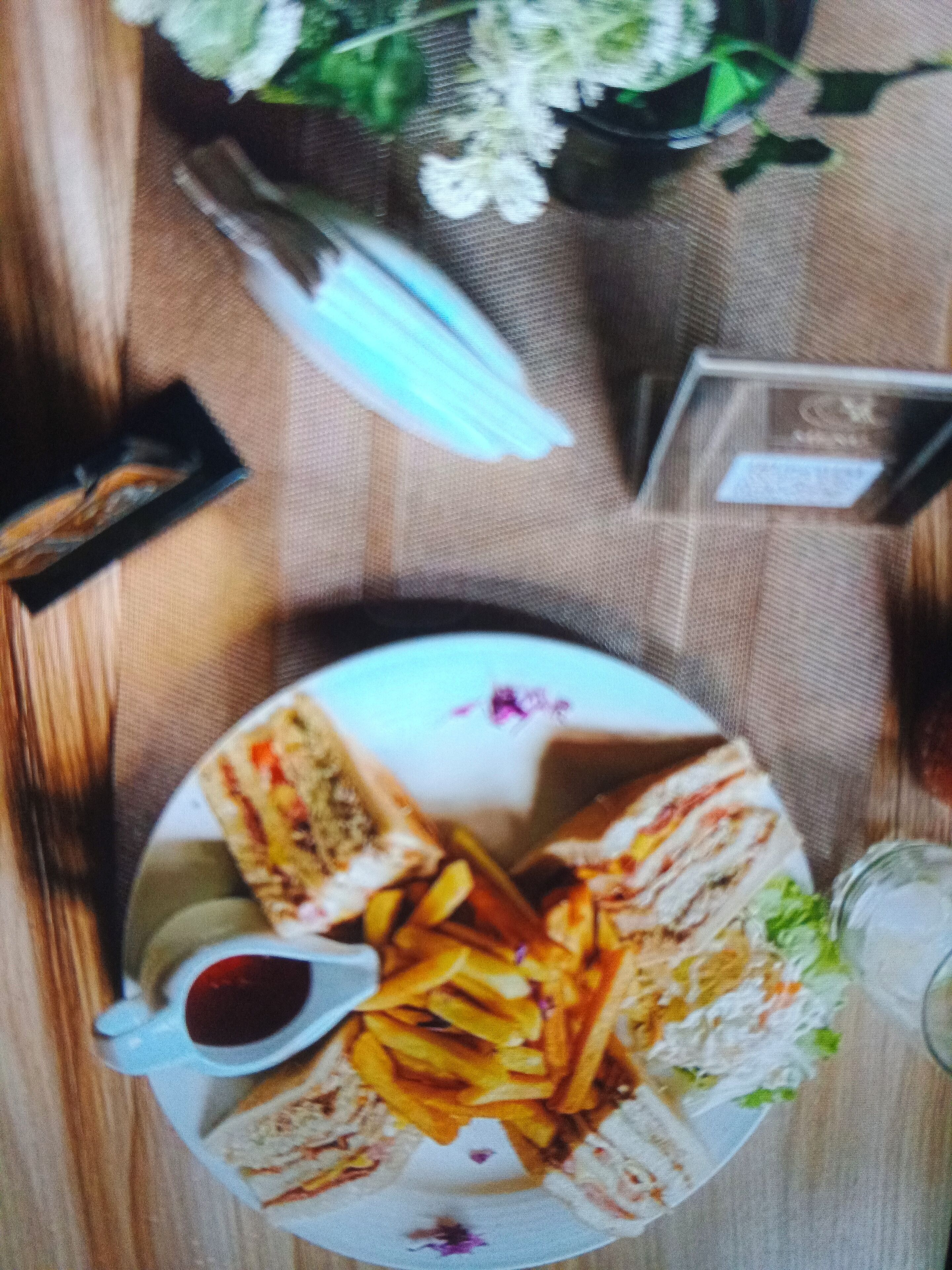 Una mesa con un plato de comida, una taza y un vaso.