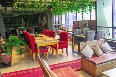 Nuitdeparis quest house and restaurant 