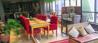 Nuitdeparis quest house and restaurant