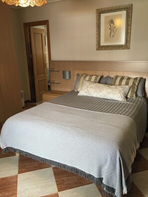 3 chambres, coffre-fort, bureau, fer et planche à repasser
