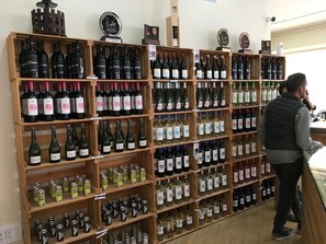 Ein Weinhandel mit Regalen voller verschiedener Weinflaschen und -dosen.