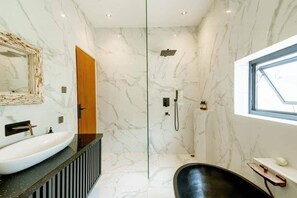Secadora de cabello, toallas, jabón, papel de baño 