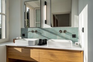 Douche, sĂšche-cheveux, serviettes fournies, papier toilette