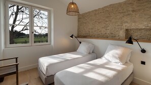 6 bedrooms, desk, iron/ironing board, WiFi