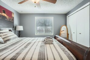 2 bedrooms, desk, travel cot, free WiFi