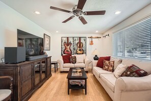 Una Smart TV, libros, una oficina, una pantalla de ordenador