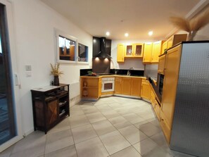 冰箱、微波炉、烤箱、炉灶