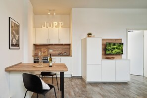 ثلاجة، فرن، موقد طهي مسطح، غسالة أطباق