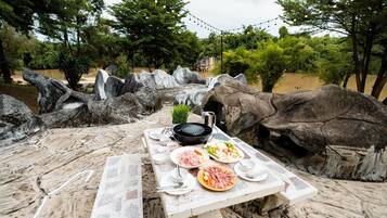 Groot Room Panorama River View with Jacuzzi | Free WiFi