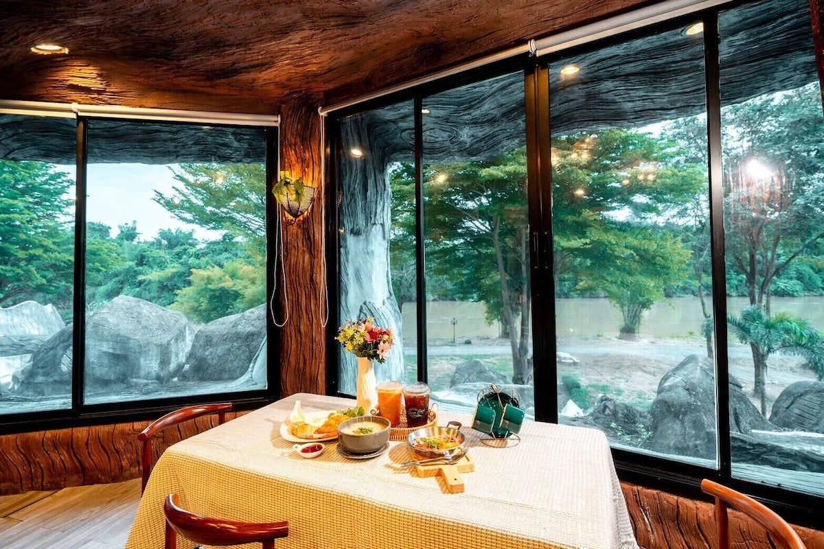 Groot Room Panorama River View with Jacuzzi | Free WiFi