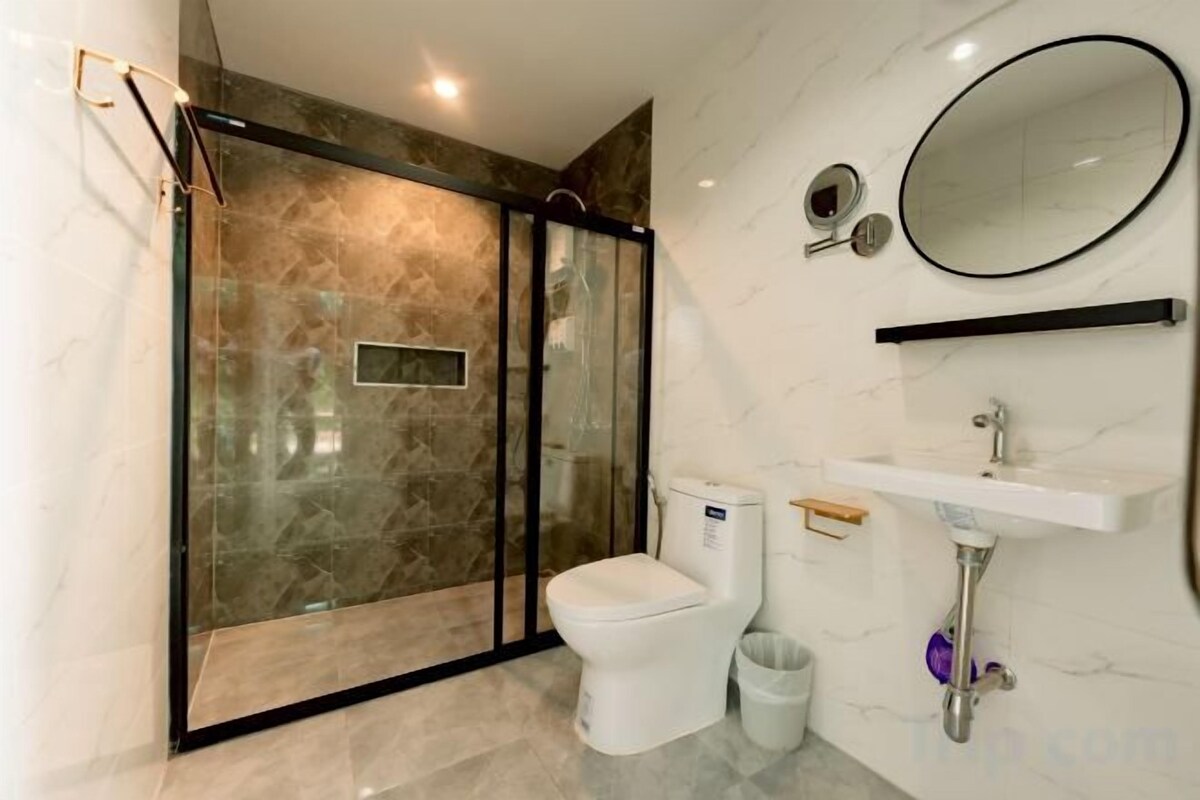 Bathroom | Free toiletries, hair dryer, slippers, bidet