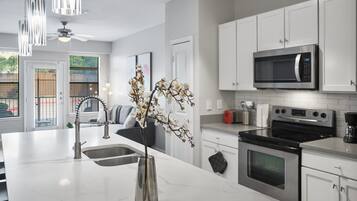 Lemari es, microwave, oven, dan kompor