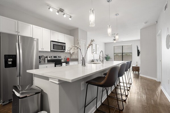 Een koelkast, een magnetron, een oven, een kookplaat